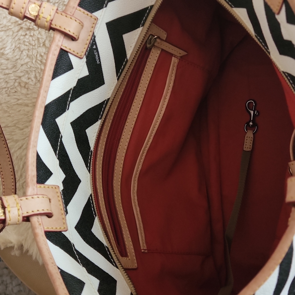 Super Sexy Dooney & Bourke Black & White Zig-Zag Large Tote 🤍🖤 - Picture 10 of 16